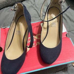 6,7.71/2 sizes of women’s shoes ENTIRE STOCK ONE PRICE